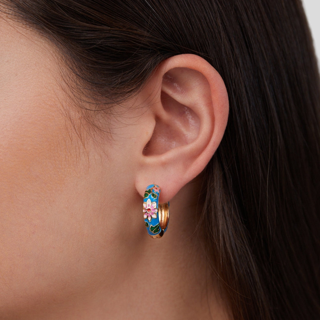 Boucles d'oreilles en cercle doré avec fleur
