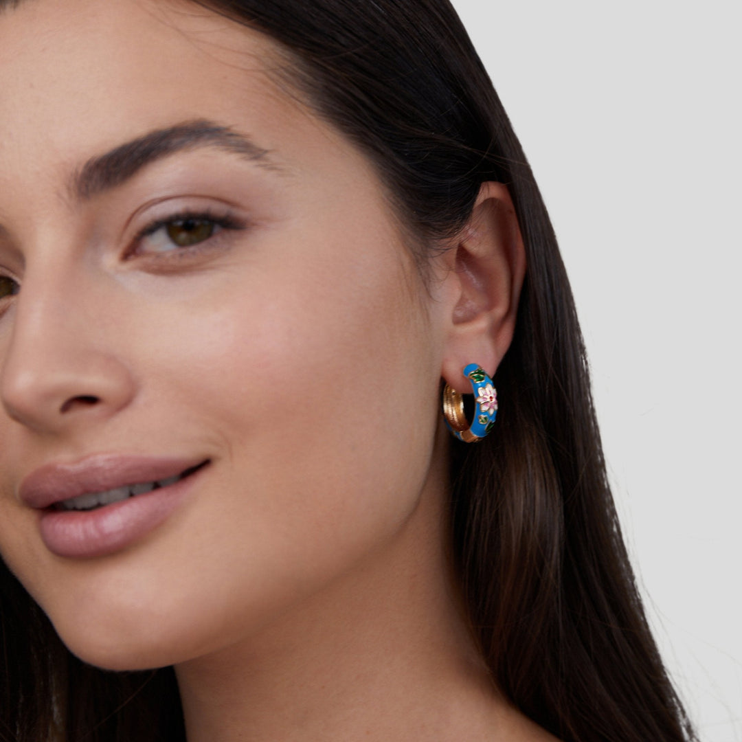 Boucles d'oreilles en cercle doré avec fleur