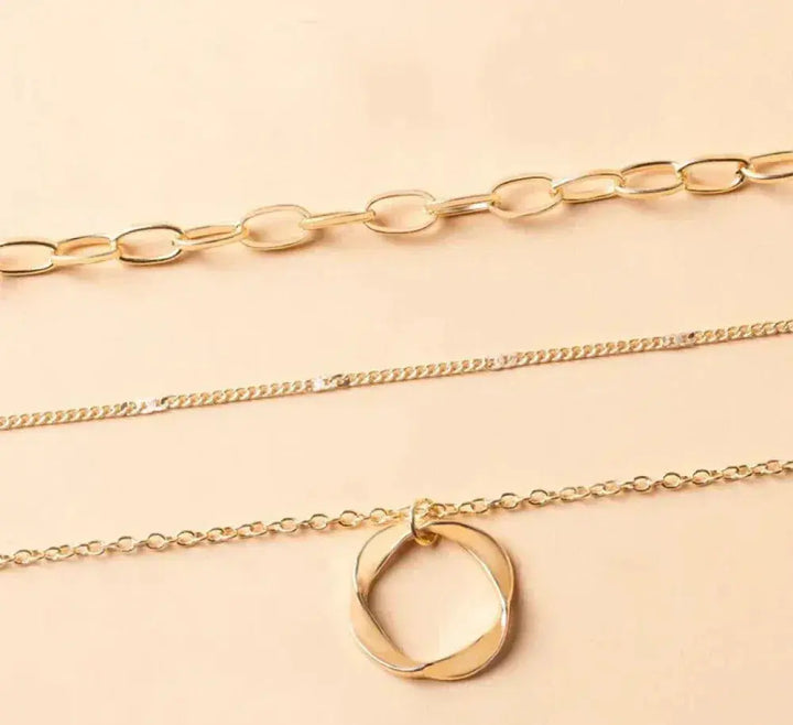 Collier Doré Superposé avec Pendentif